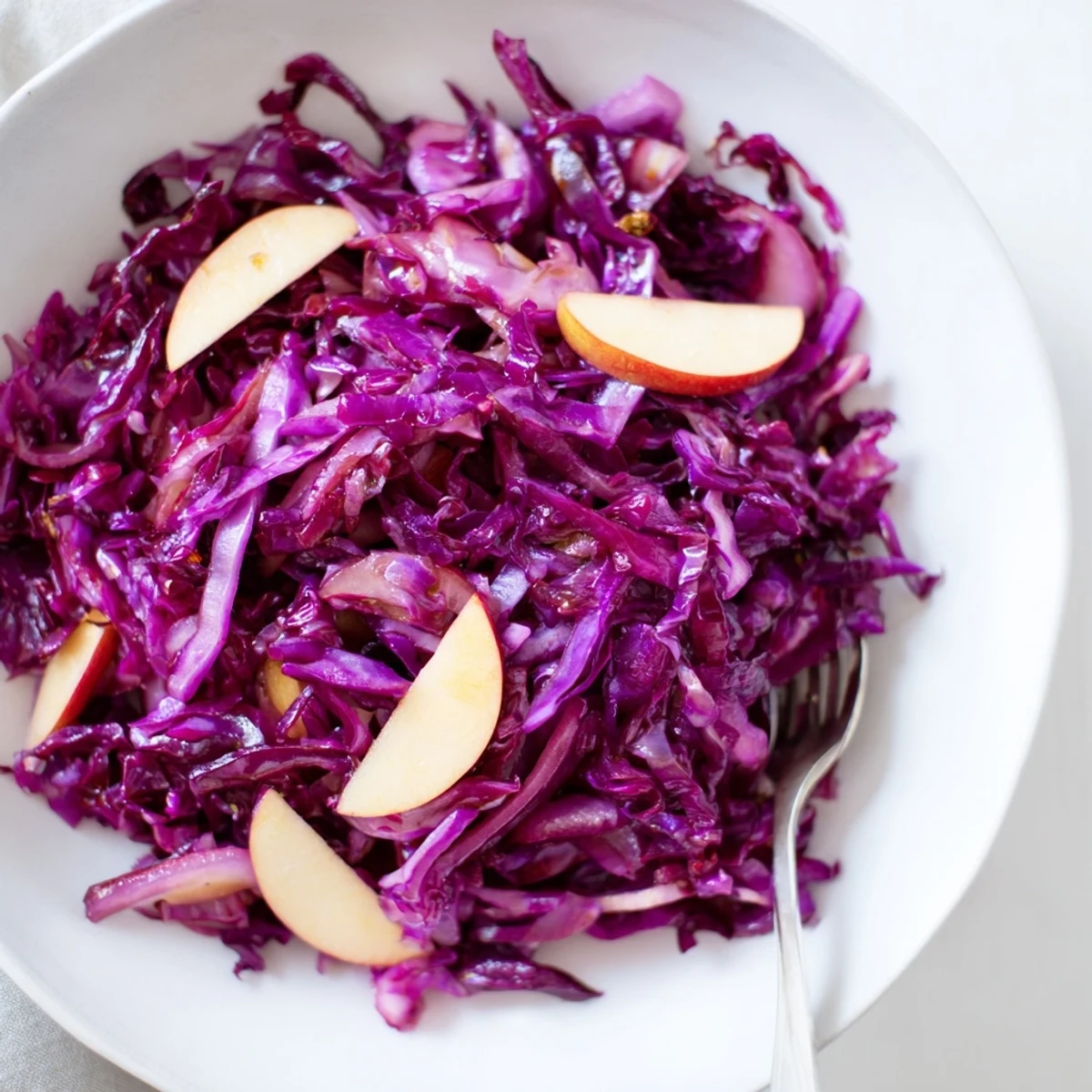 Zarte gebratene Rotkohl mit Äpfeln, perfekt gewürzt für festliche Mahlzeiten.  